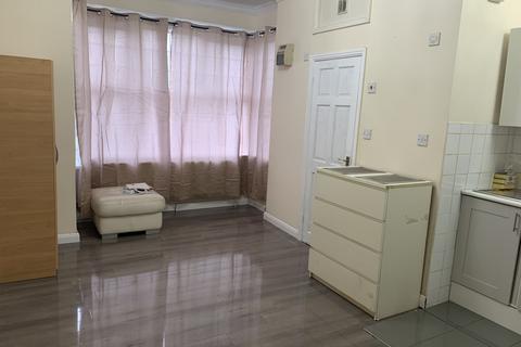 Studio to rent, Bowes Road , Palmers Green , London N13