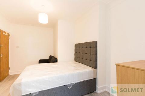 Studio to rent, Fleetwood Road, London NW10