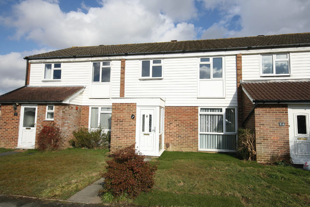 Avondale Close, Horley RH6 3 bed terraced house £1,450 pcm (£335 pw)