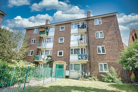 3 bedroom flat for sale, Rheola Close, London, N17