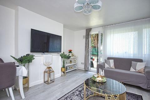 3 bedroom flat for sale, Rheola Close, London, N17