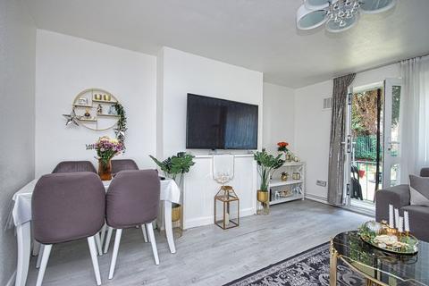 3 bedroom flat for sale, Rheola Close, London, N17