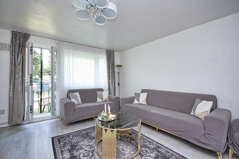 3 bedroom flat for sale, Rheola Close, London, N17