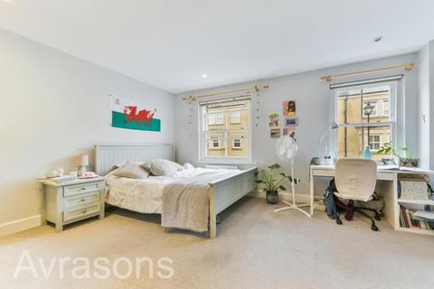 4 bedroom terraced house to rent, SULLIVAN ROAD, KENNINGTON