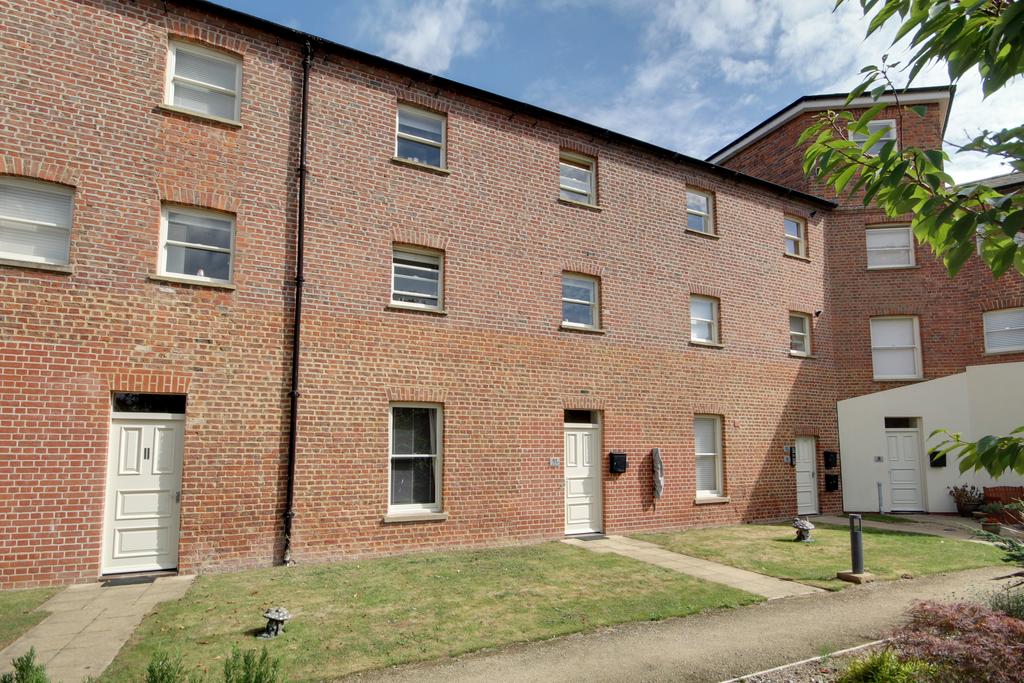 Holbeach House, Fleet Road, Holbeach PE12 2 bed flat to rent £675 pcm