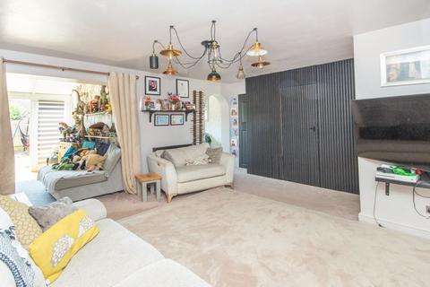 10 Benbow Gardens, Calmore, Southampton, SO40 2SX