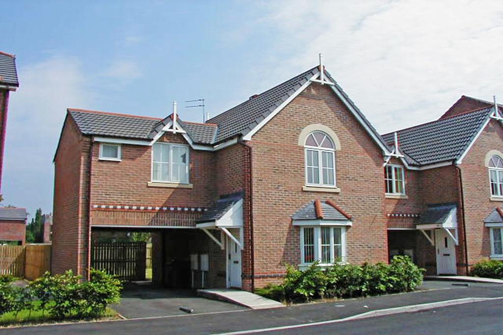 Chervil Close, Fallowfield, Manchester, M14 3 bed semidetached house £1,100 pcm (£254 pw)