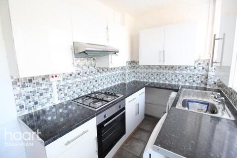 3 bedroom terraced house to rent, Oxlow Lane, Dagenham