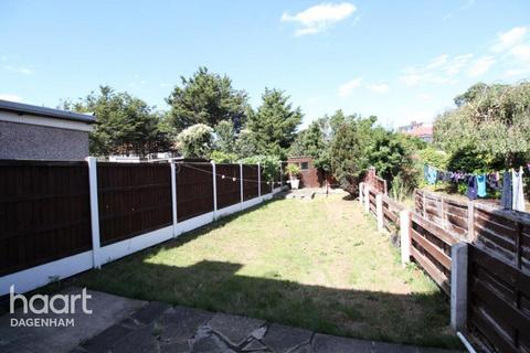 3 bedroom terraced house to rent, Oxlow Lane, Dagenham