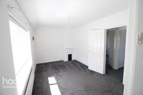 3 bedroom terraced house to rent, Oxlow Lane, Dagenham