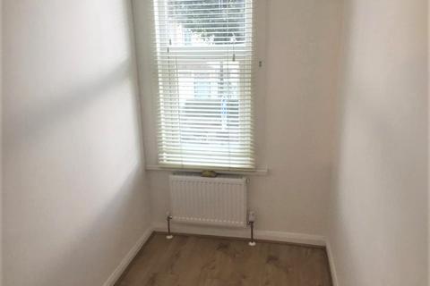 3 bedroom flat to rent, BRANCASTER ROAD, MANOR PARK E12