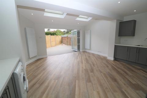 3 bedroom semi-detached house to rent, Oakdene Road, Brockham