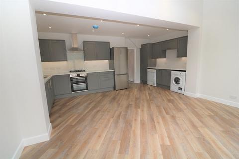 3 bedroom semi-detached house to rent, Oakdene Road, Brockham