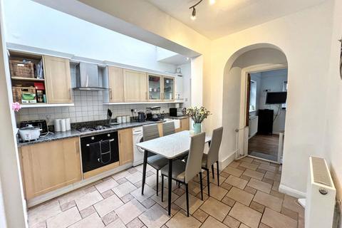 2 bedroom ground floor maisonette for sale, Brunswick Avenue, New Southgate