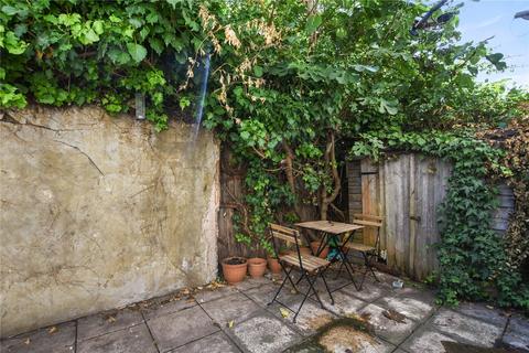 2 bedroom flat to rent, Bronsart Road, London