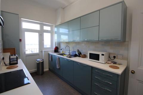 2 bedroom flat to rent, South Cliff, Town Centre