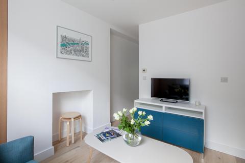 Studio to rent, Caledonian Road, London