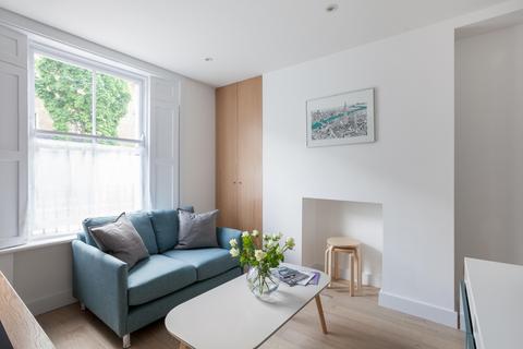 Studio to rent, Caledonian Road, London
