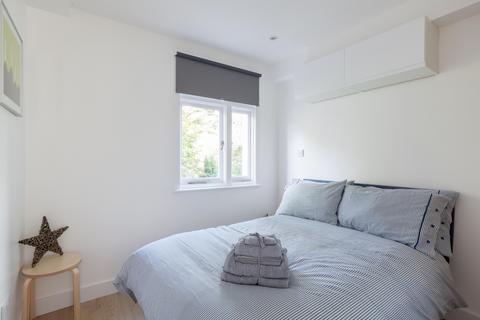 Studio to rent, Caledonian Road, London