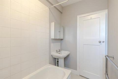 Studio to rent, Pembroke Road, London, W8