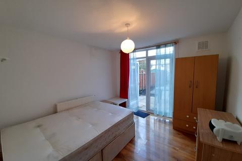 2 bedroom flat to rent - Albany Road, Walworth, London, SE5