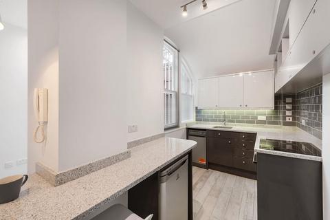 Studio to rent, Bina Gardens, South Kensington, SW5