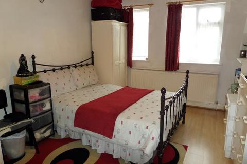 2 bedroom flat for sale, Staines Road, Feltham