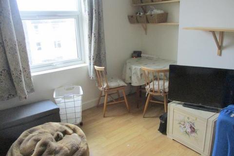 Studio to rent, St Margaret's Road