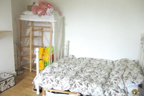 Studio to rent, St Margaret's Road