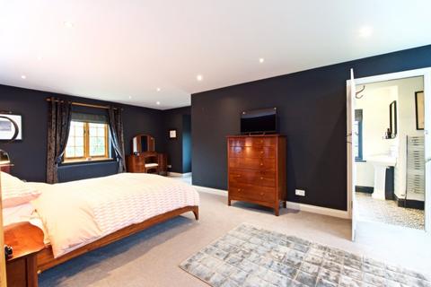 4 bedroom semi-detached house for sale - Newport Road, Woughton On The Green, Milton Keynes, Buckinghamshire, MK6