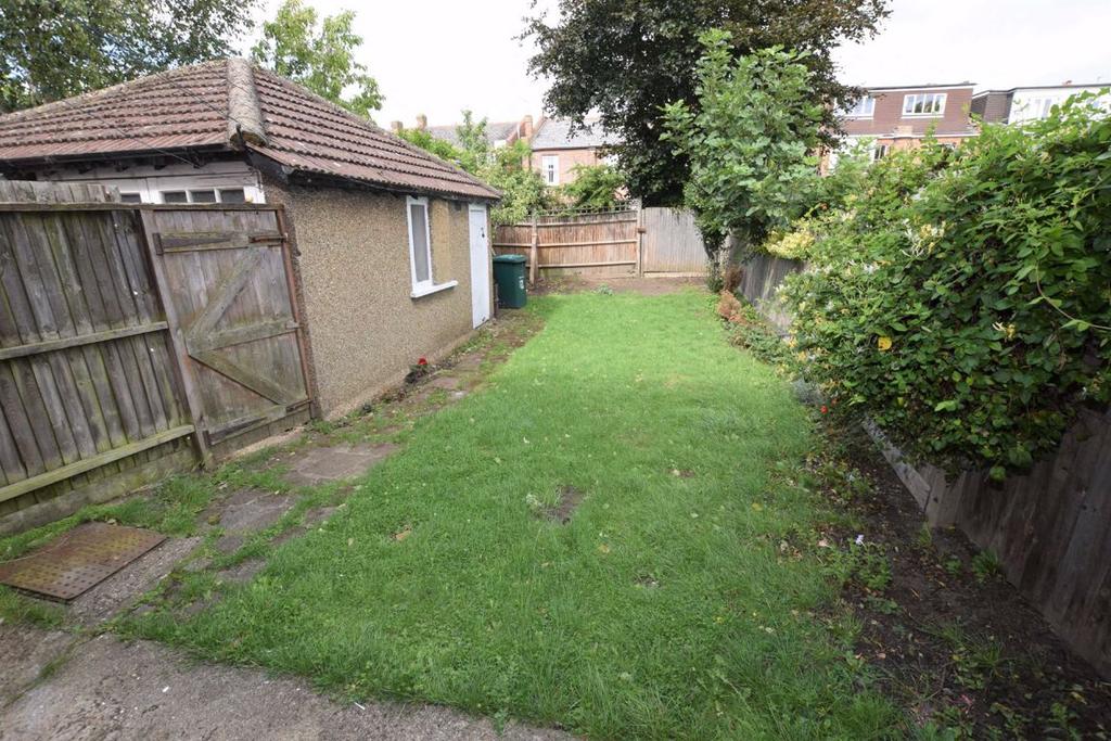 Vines Avenue, Finchley, London, N3 3 bed semidetached house £1,993