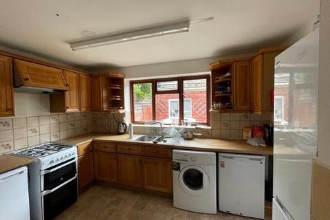 4 bedroom terraced house to rent - The Chantrys, Farnham, Surrey, GU9