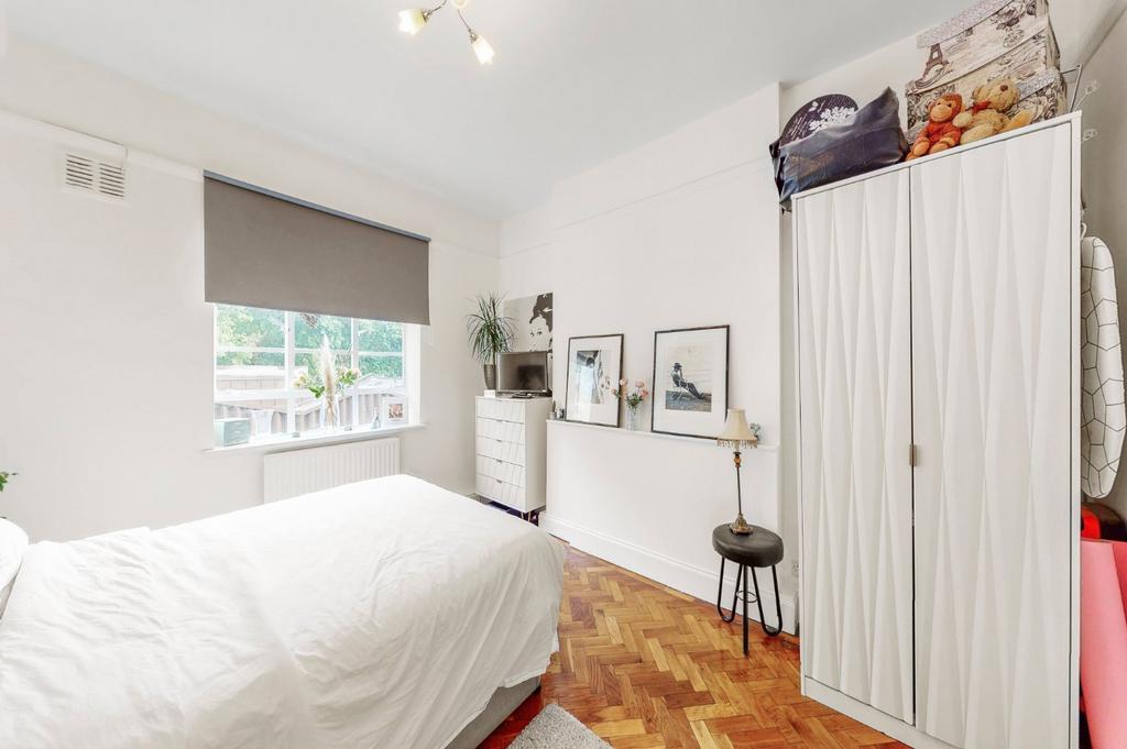 Apartment in London - More