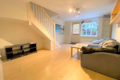 2 bedroom end of terrace house to rent - Founder Close, London