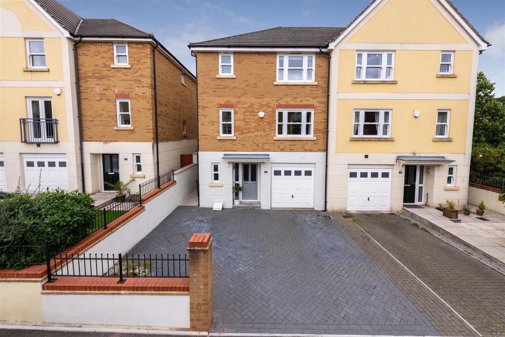 Kingsley Avenue, The Willows, Torquay 3 bed semidetached house £315,000