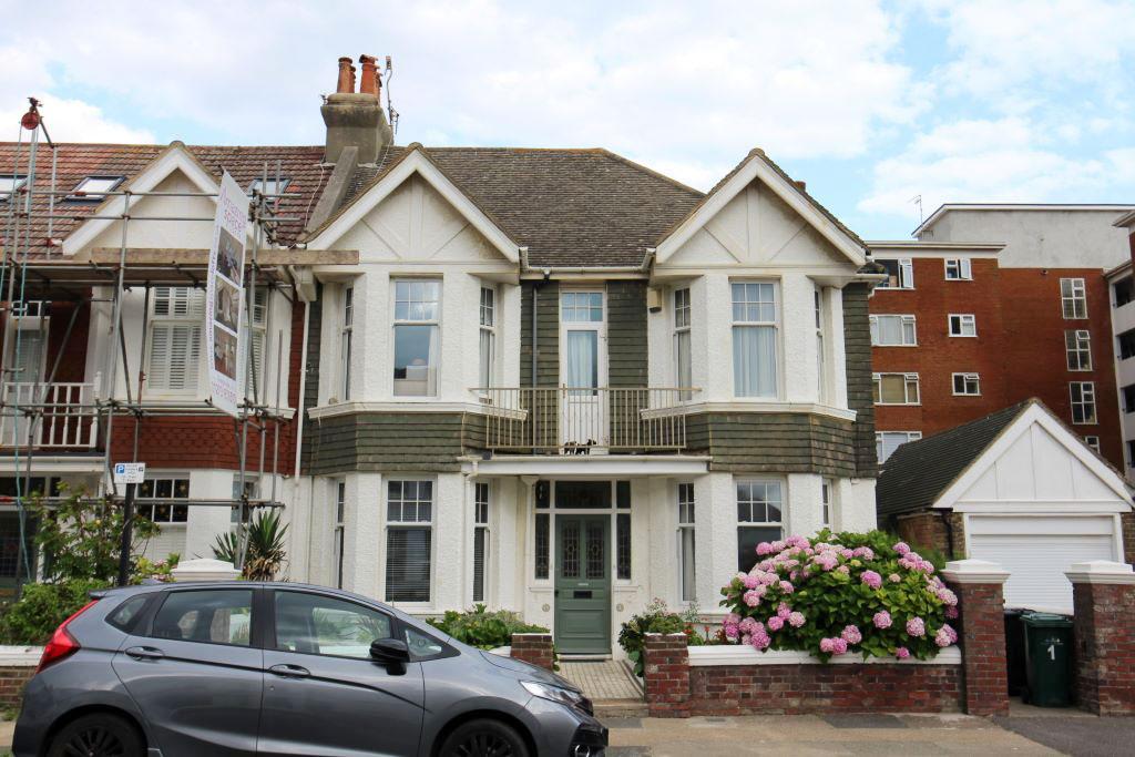 Langdale Gardens, Hove Studio to rent £825 pcm (£190 pw)
