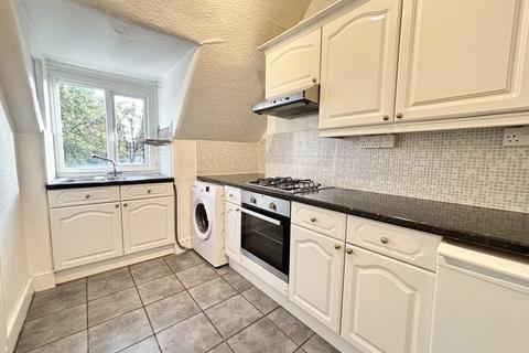 Studio to rent, 24 Bingham Road, Addiscombe