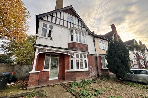 Studio to rent, 24 Bingham Road, Addiscombe