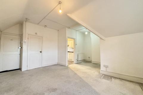 Studio to rent, 24 Bingham Road, Addiscombe
