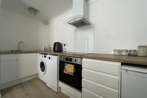 1 bedroom apartment to rent, Houlton Court, Bagshot, Surrey, GU19
