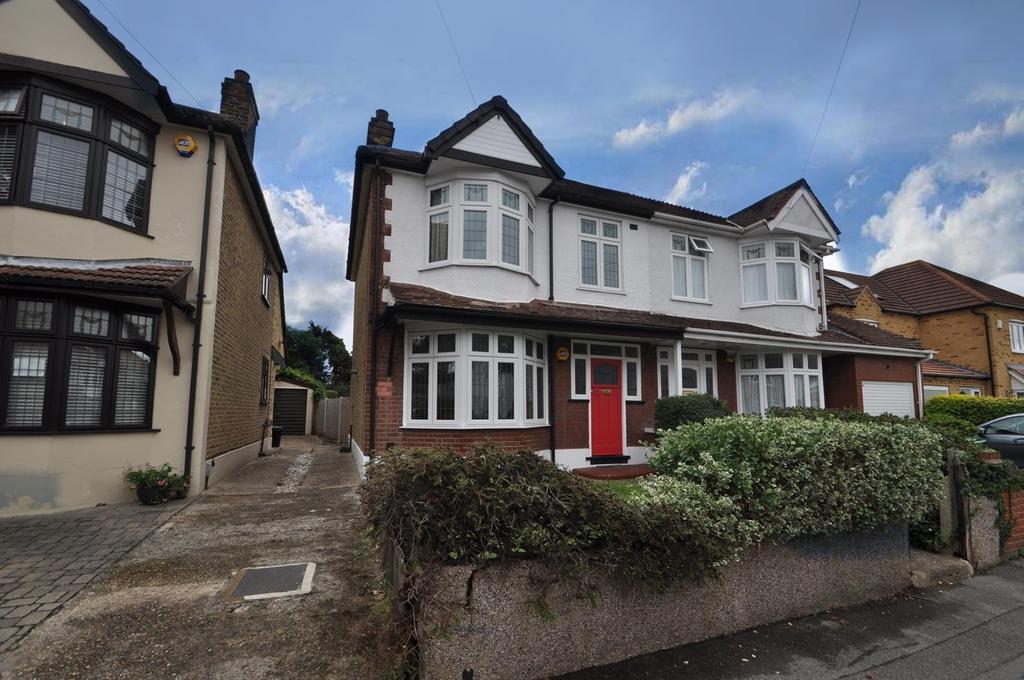 Hyland Way, Hornchurch, Essex, RM11 3 bed semidetached house £450,000