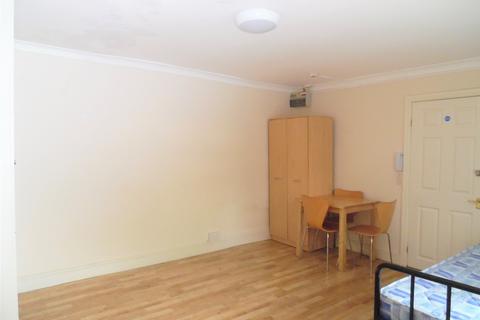 Studio to rent, Twickenham TW2