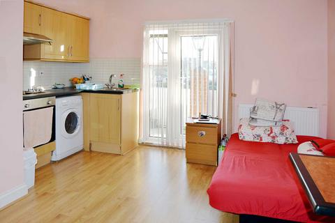 Studio to rent, Abbey Road, Park Royal