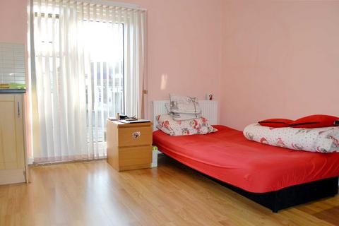 Studio to rent, Abbey Road, Park Royal