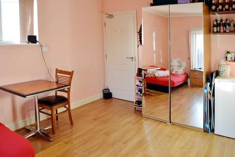 Studio to rent, Abbey Road, Park Royal