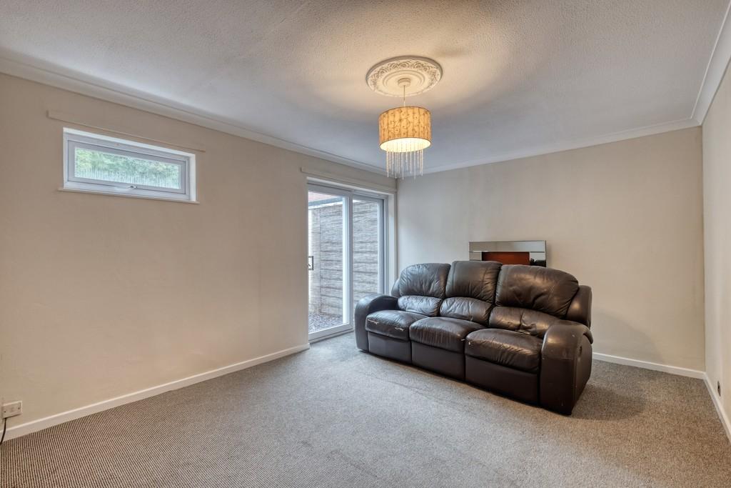 Farnborough Close, Matchborough East, Redditch, B98 0BQ 2 bed end of