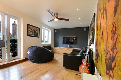 1 bedroom apartment to rent, Tower Gate, Pages Walk