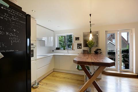 1 bedroom apartment to rent, Tower Gate, Pages Walk