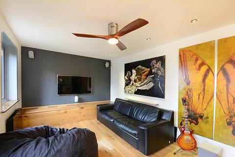 1 bedroom apartment to rent, Tower Gate, Pages Walk