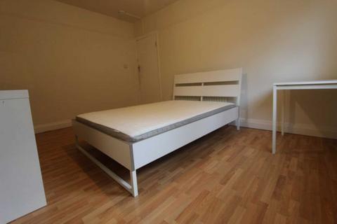 1 bedroom in a house share to rent, Popes Lane, London W5